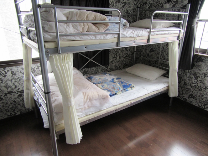 ２段ベッドの１台　ドミトリー相部屋 (下段ベッドのみカーテン付き）