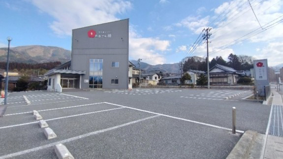 【ホテル外観】最大50台収容可能です。大型車でのご利用の際には事前にお知らせください。