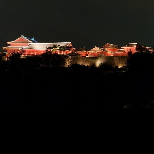 【首里城までモノレール＆徒歩で35分】モノレールから遠くに夜の首里城が見えます