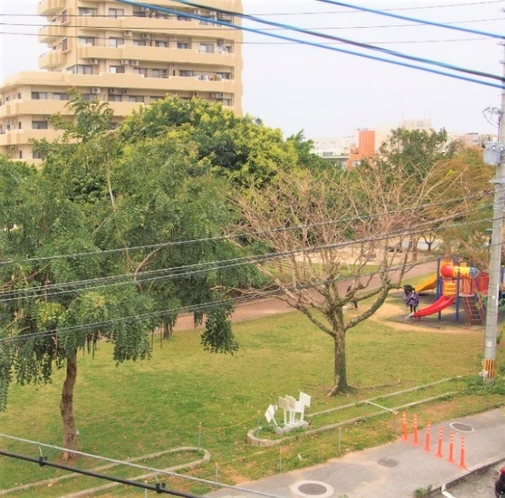 【バルコニーから見た公園】施設の目の前が公園なので、バルコニーからも一望できます