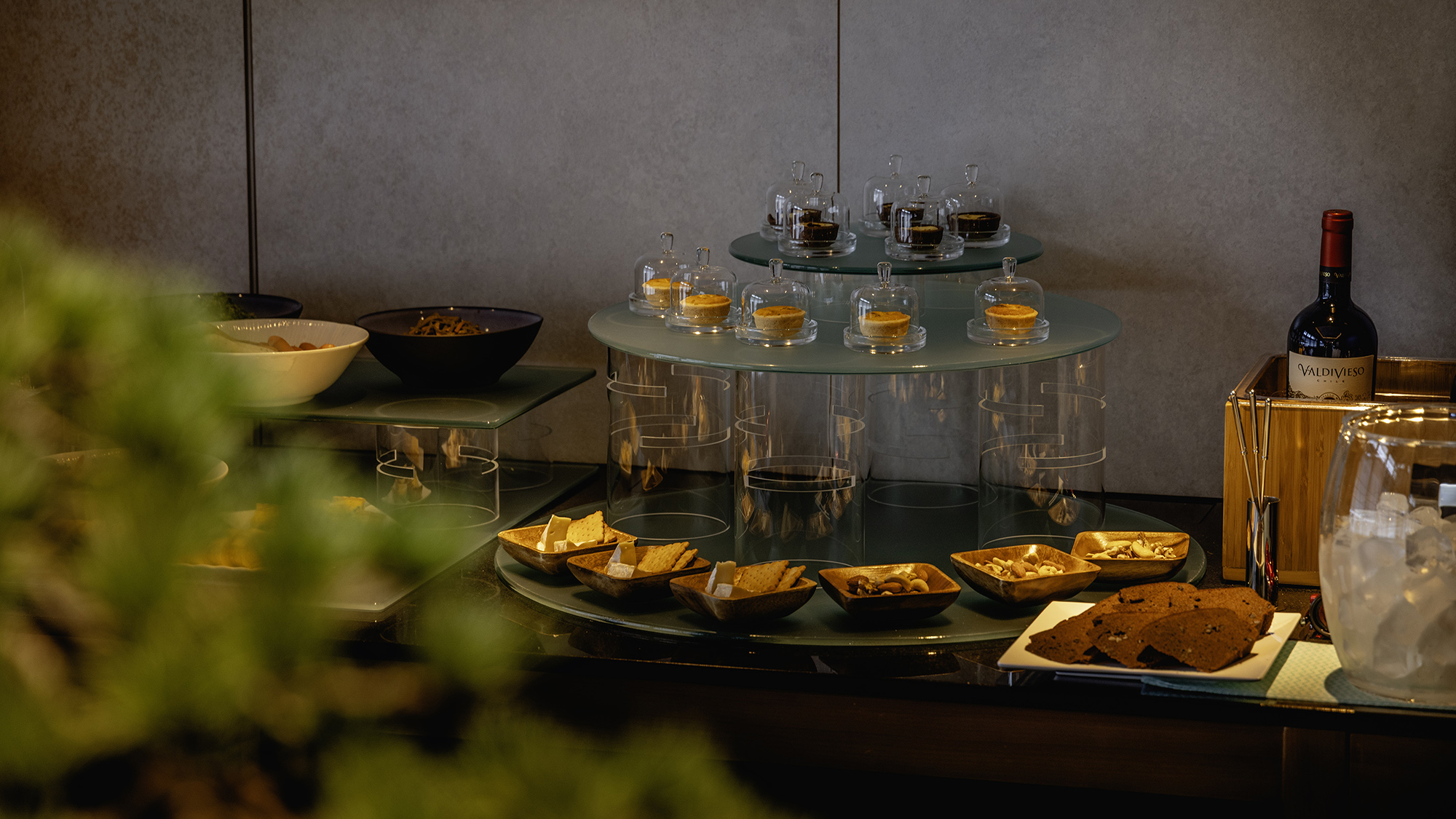 【プレミアムラウンジ】軽食やドリンクもご用意しております。