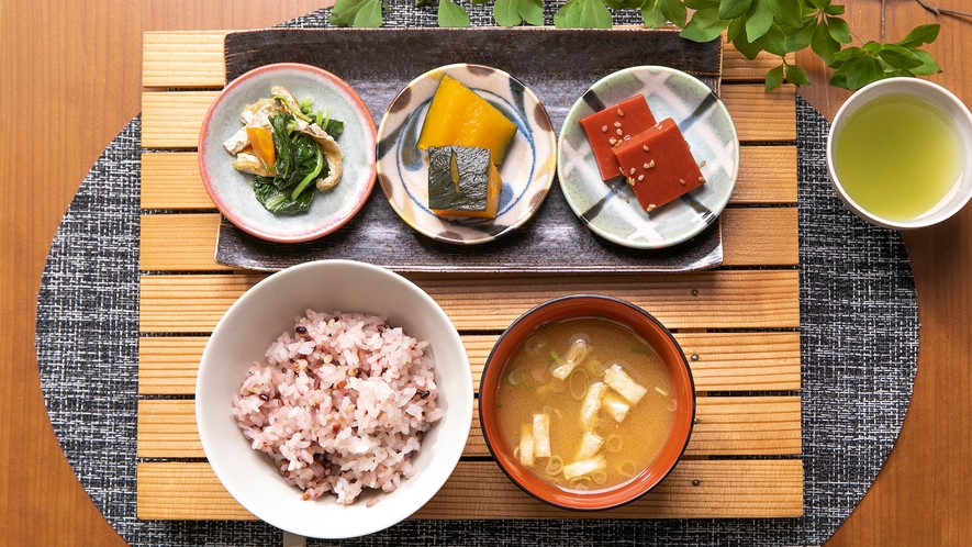 【朝食ビュッフェ（一例）】菜っ葉のおひたしに、かぼちゃの炊いたんなど