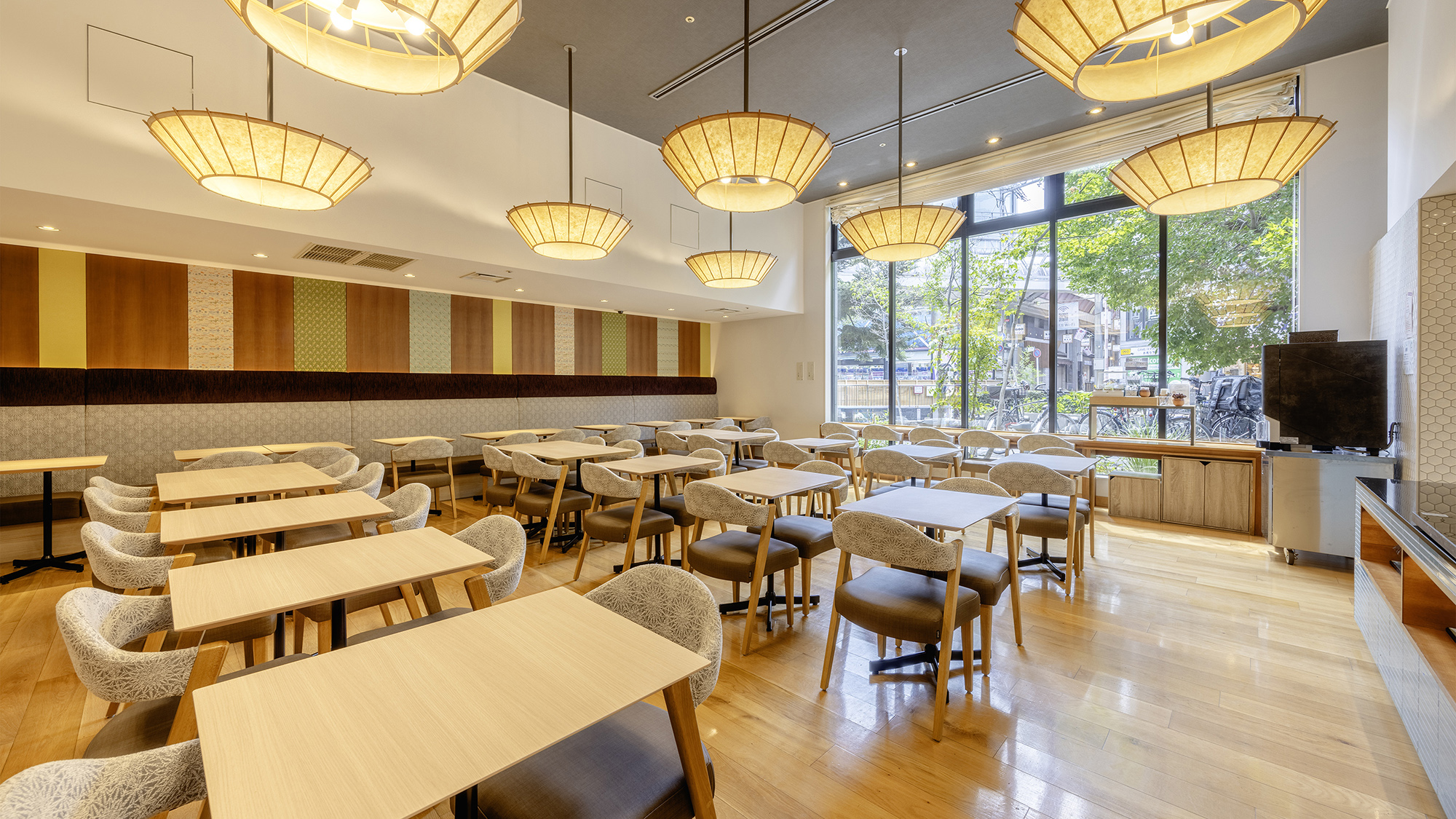 【朝食ビュッフェ】1階南館レストラン「ボンサルーテ」朝の光がやさしく入り込む空間