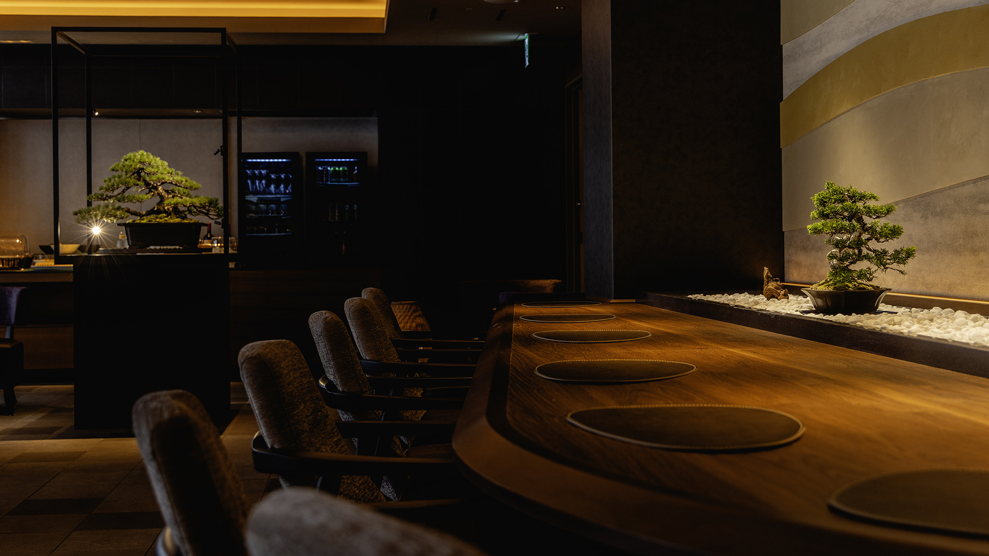 【プレミアムラウンジ】落ち着いた空間でゆったりとおくつろぎいただけます。