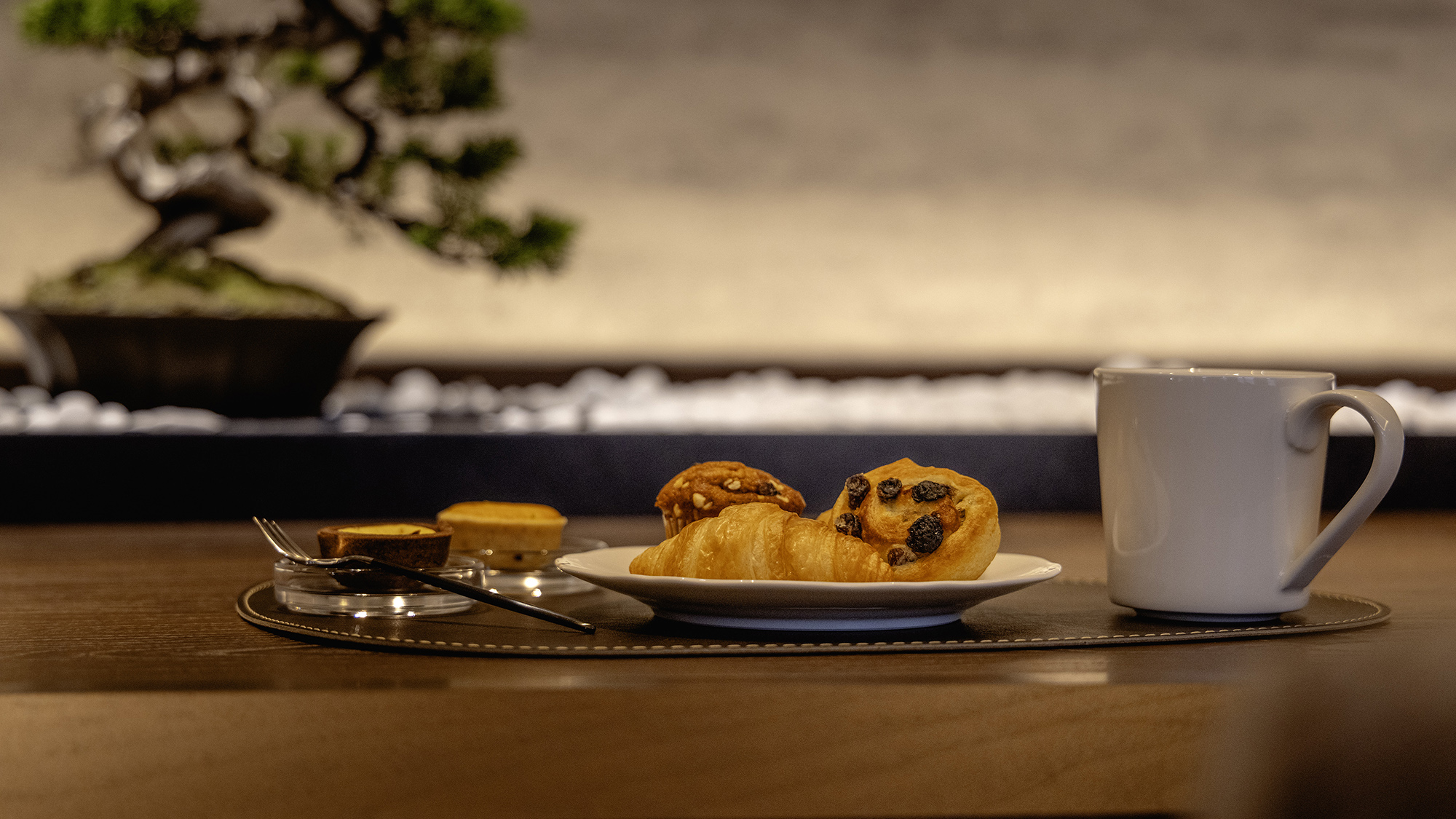 【プレミアムラウンジ】軽食やドリンクもご用意しております。