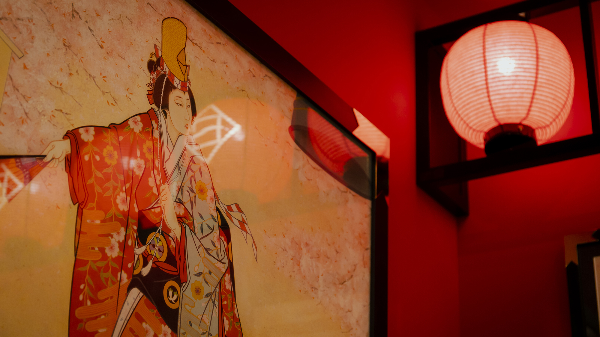 【歌舞伎ルーム‐桜】「京鹿子娘道成寺」の豊かな色彩美を感じる空間です。(C) SHOCHIKU