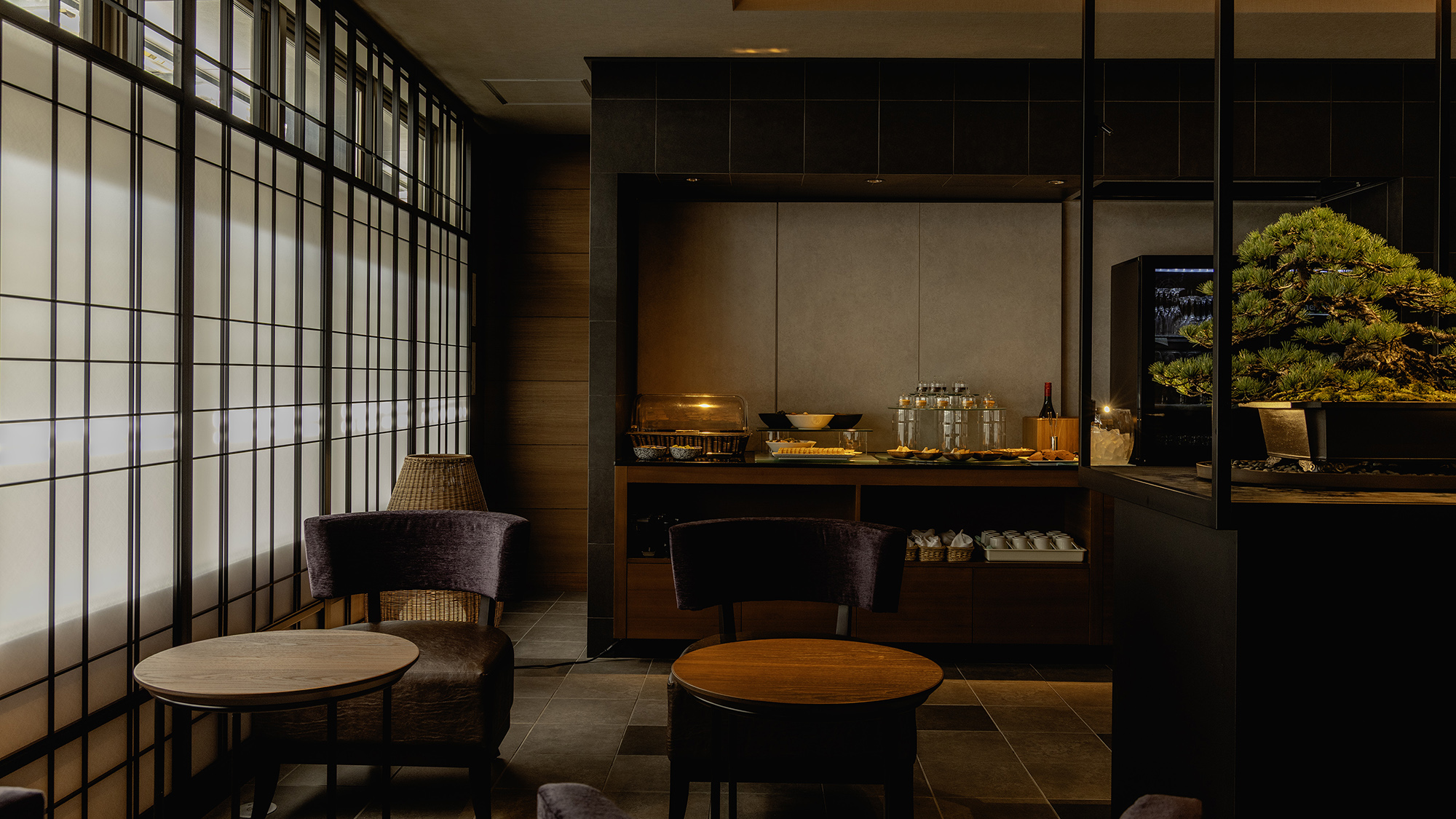 【プレミアムラウンジ】落ち着いた空間でゆったりとおくつろぎいただけます。