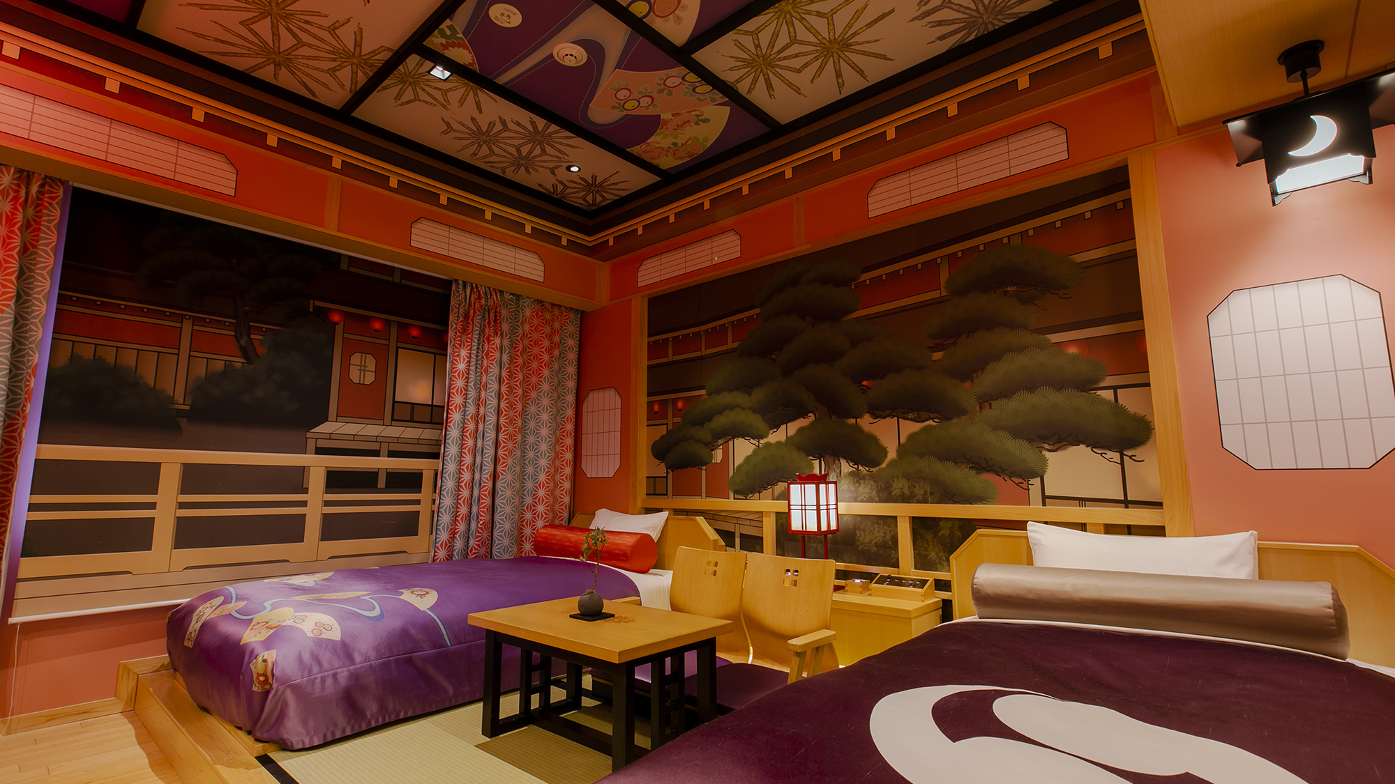 【歌舞伎ルーム‐松】壁や天井まで、作品をイメージした華やかな設え。 (C) SHOCHIKU