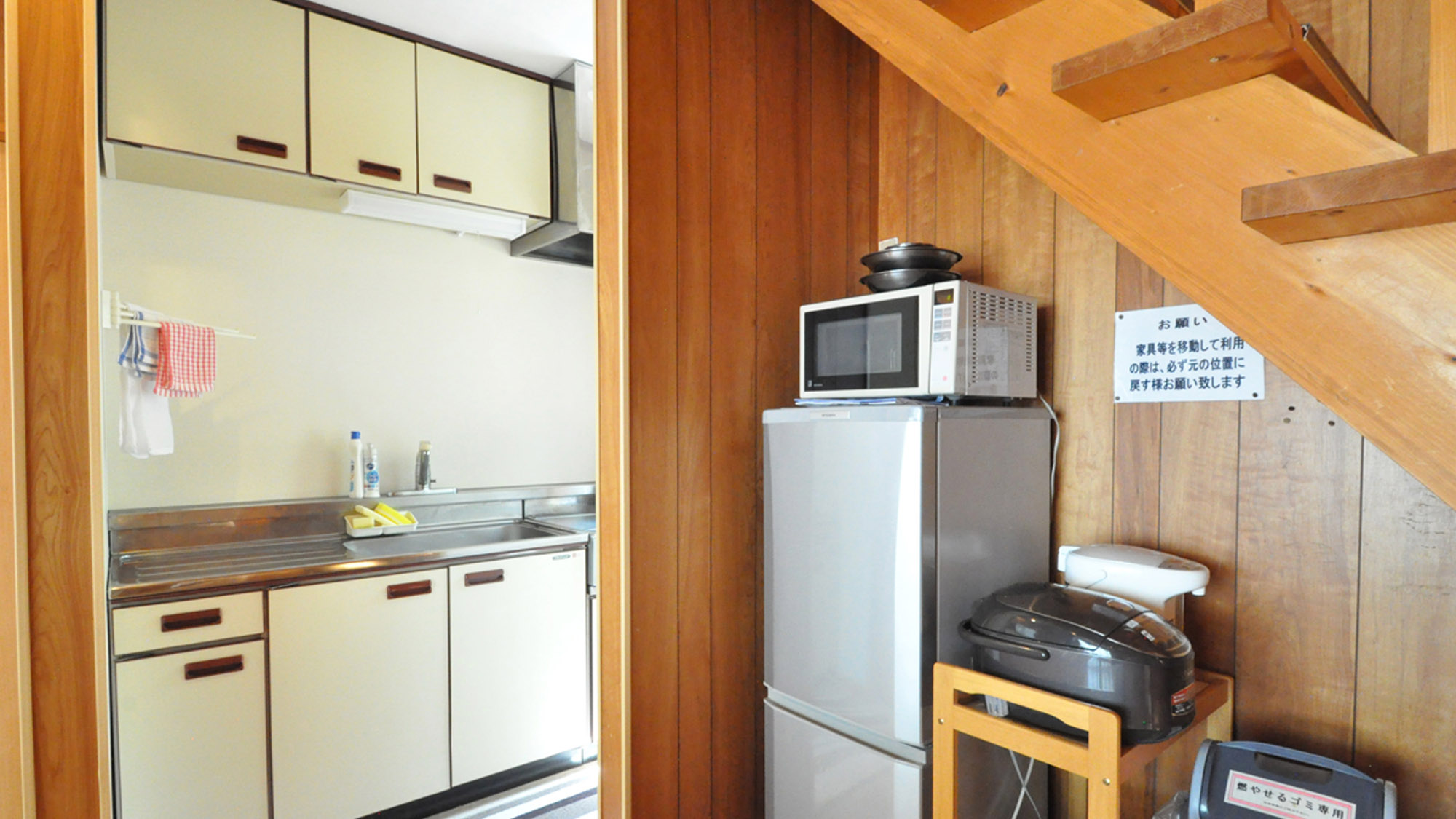 【備品】冷蔵庫・電子レンジ・電気炊飯器・クッキングヒーター・ポット完備