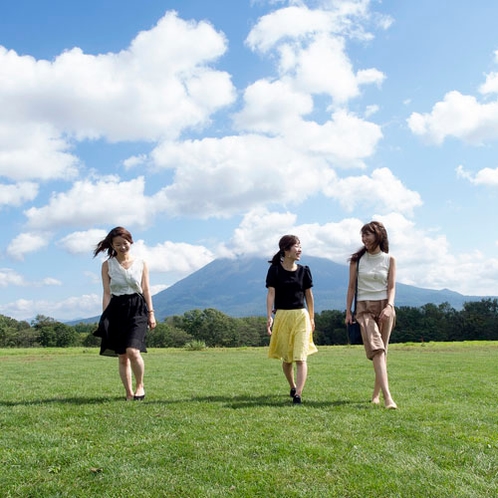 *近くには、「蝦夷富士」ともよばれる羊蹄山が眺められる草原もあります。
