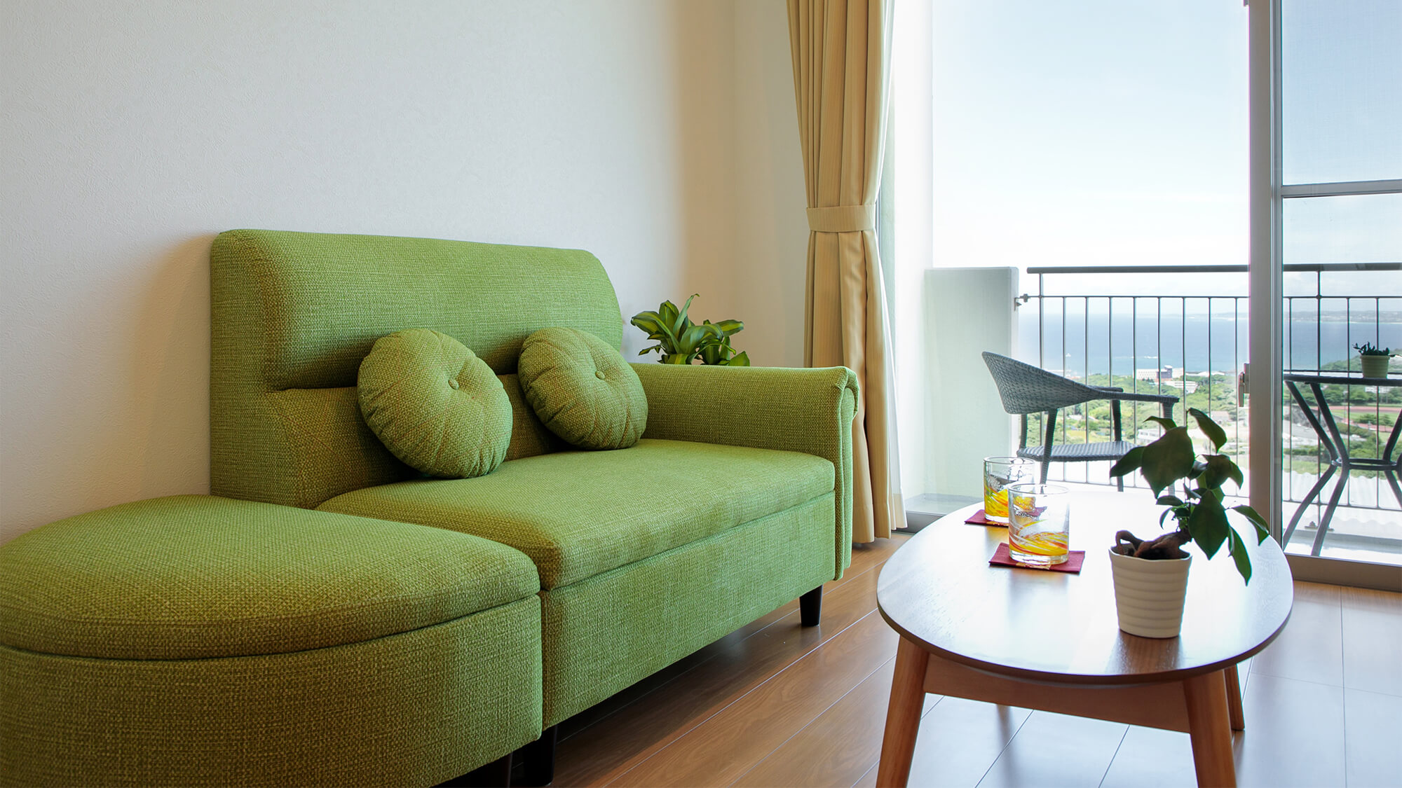 エトワール｜ソファから海に沈む太陽も一望できます