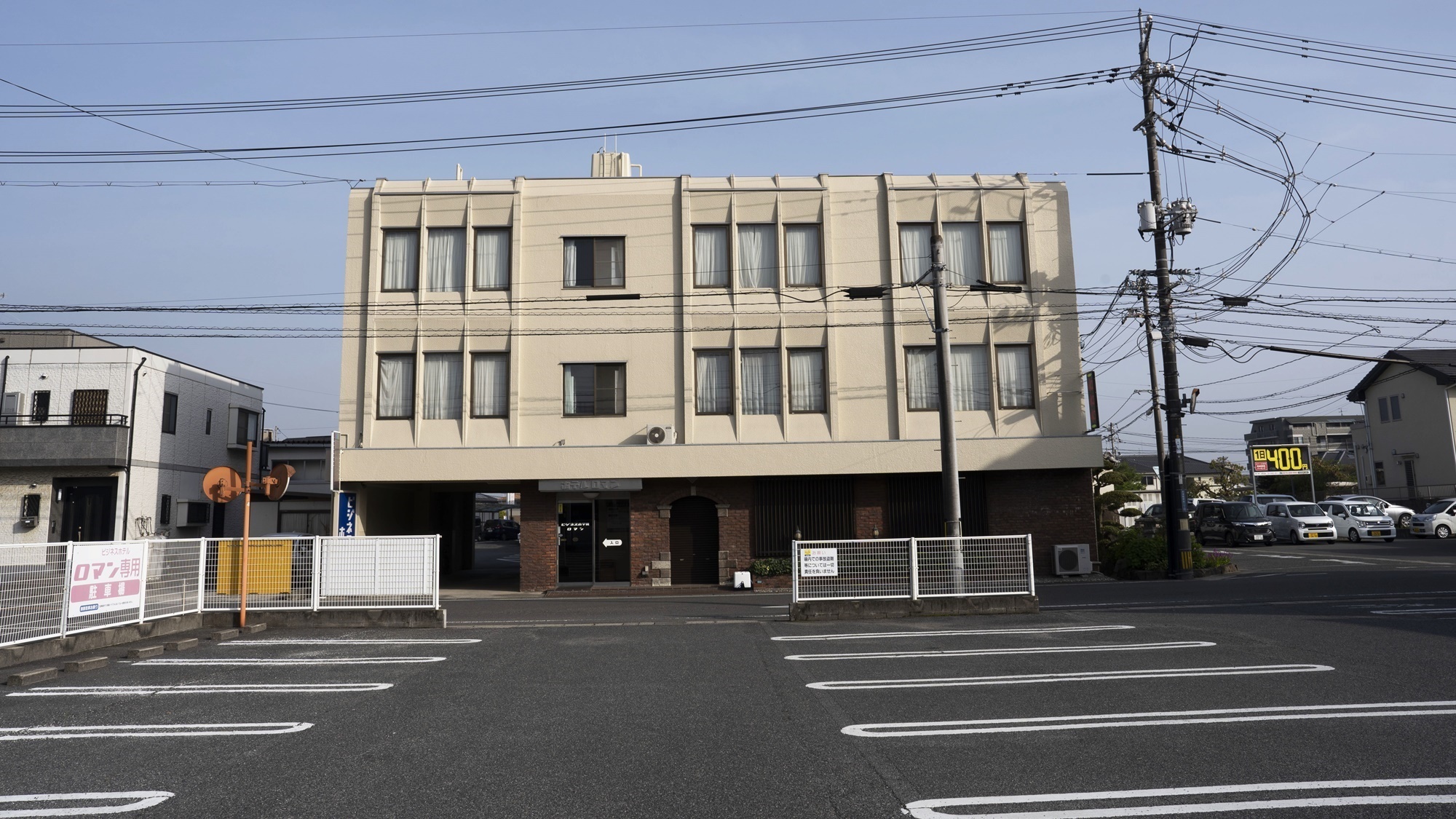 *【外観】無料駐車場30台完備！ホテル1階奥と道路を挟んでホテル向かいにございます