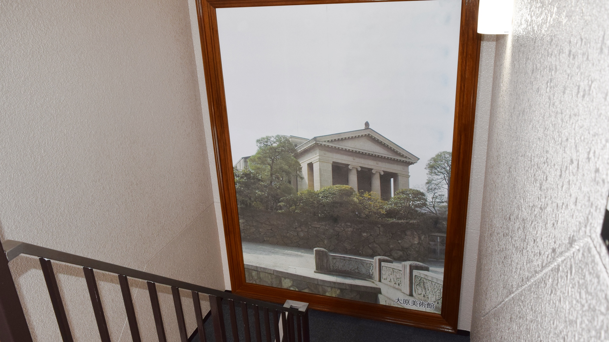 *【館内】入口から階段を上っていただくと2階にフロントがございます。