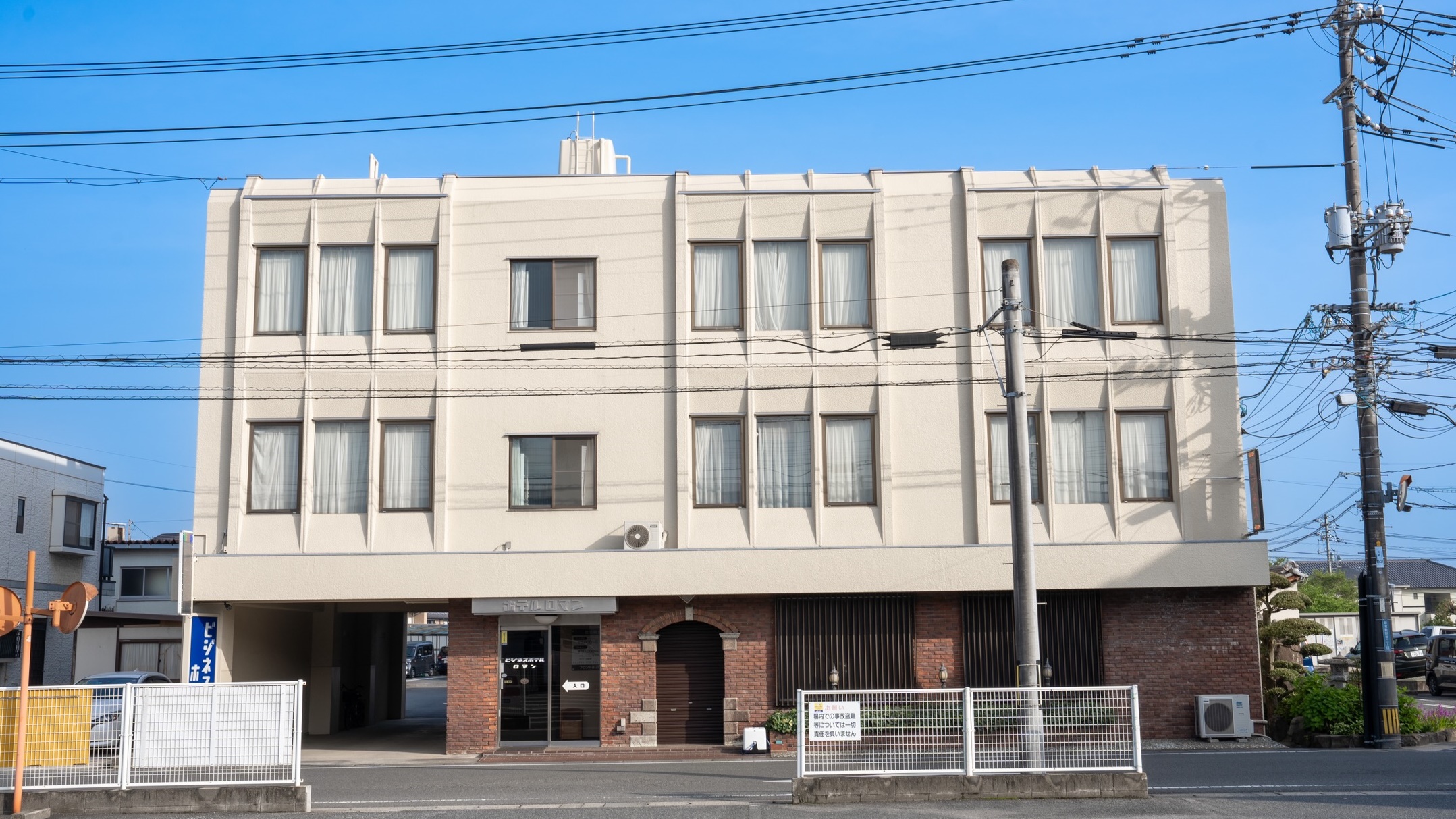 *【外観】無料駐車場30台完備！ホテル1階奥と道路を挟んでホテル向かいにございます