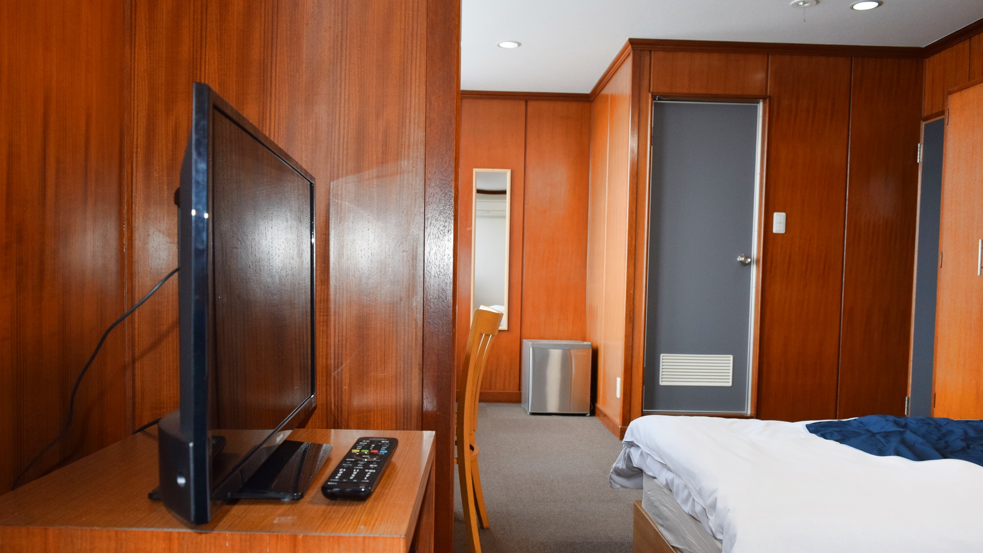 *【設備】テレビ、冷蔵庫、エアコン、電話