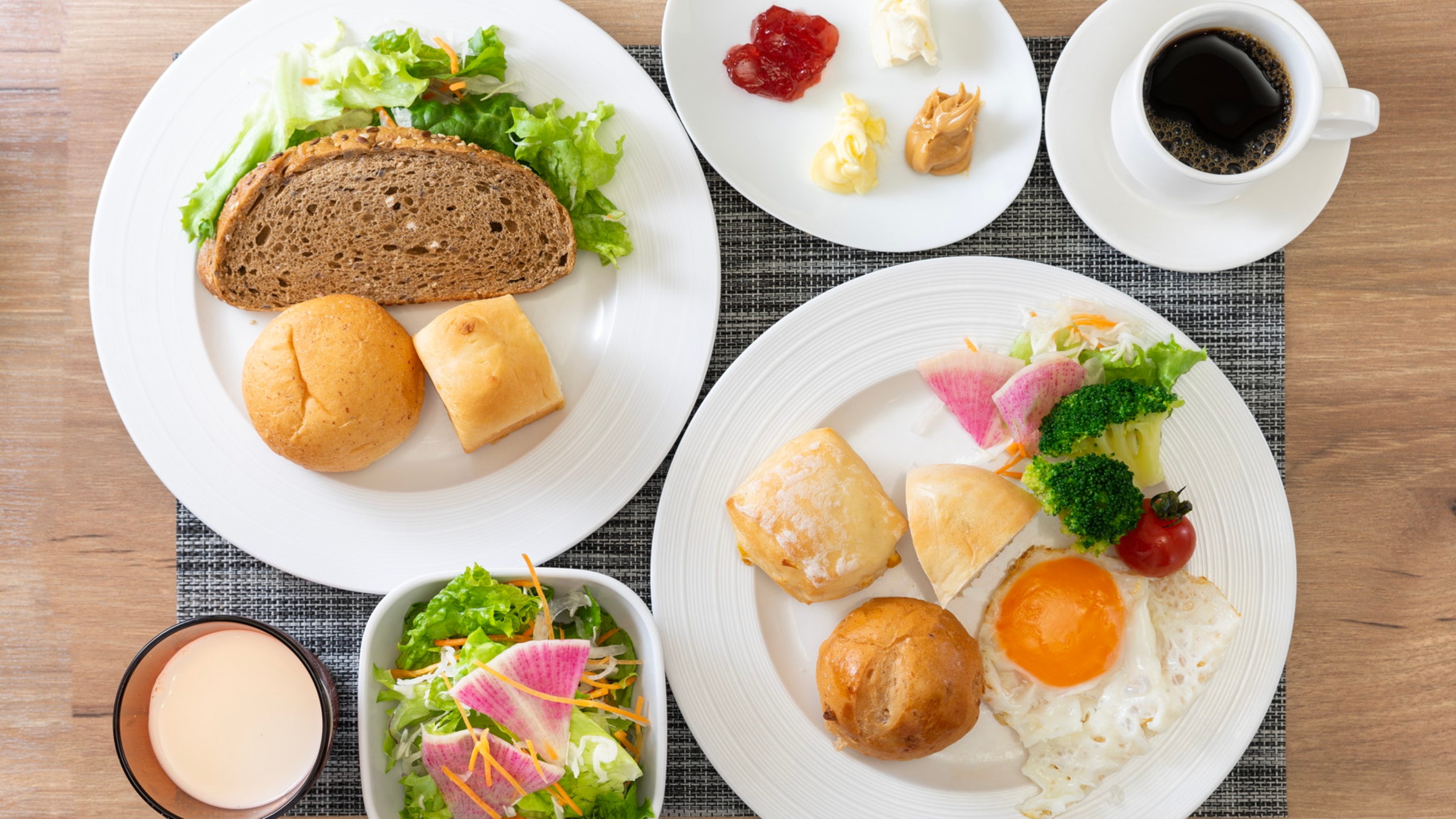 種類豊富なメニューをビュッフェスタイルにて♪