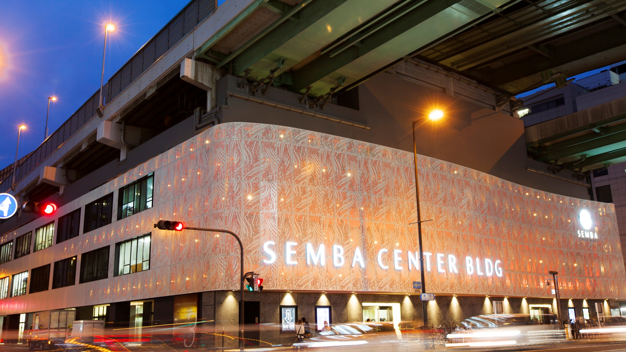 【当館から徒歩13分】大阪の繊維街に位置する巨大な商店街「船場センタービル」