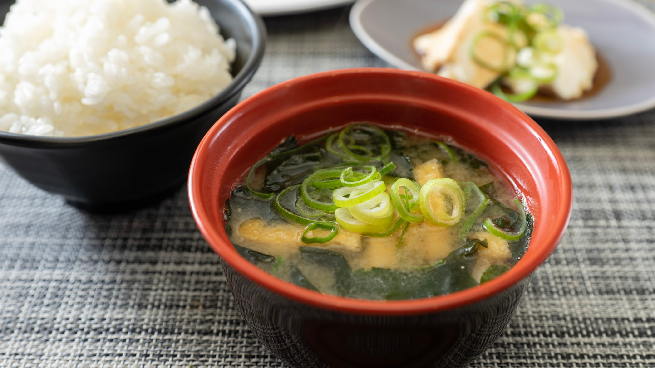 お客様の健康を考えて、有機大豆の味噌汁をご用意