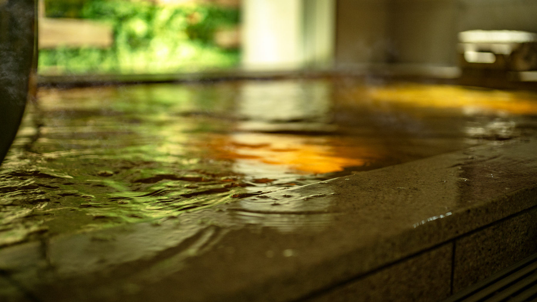 泉質は単純温泉（弱アルカリ性・低張性・低温泉）