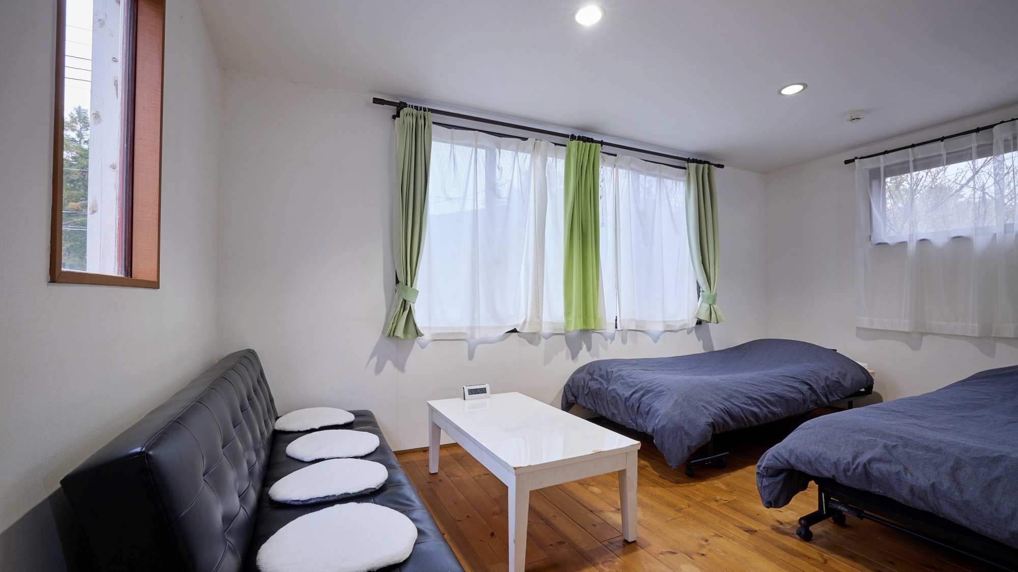 *2階寝室／トリプルルームとツインルームにわかれております（6名利用時はソファベッドをご利用ください