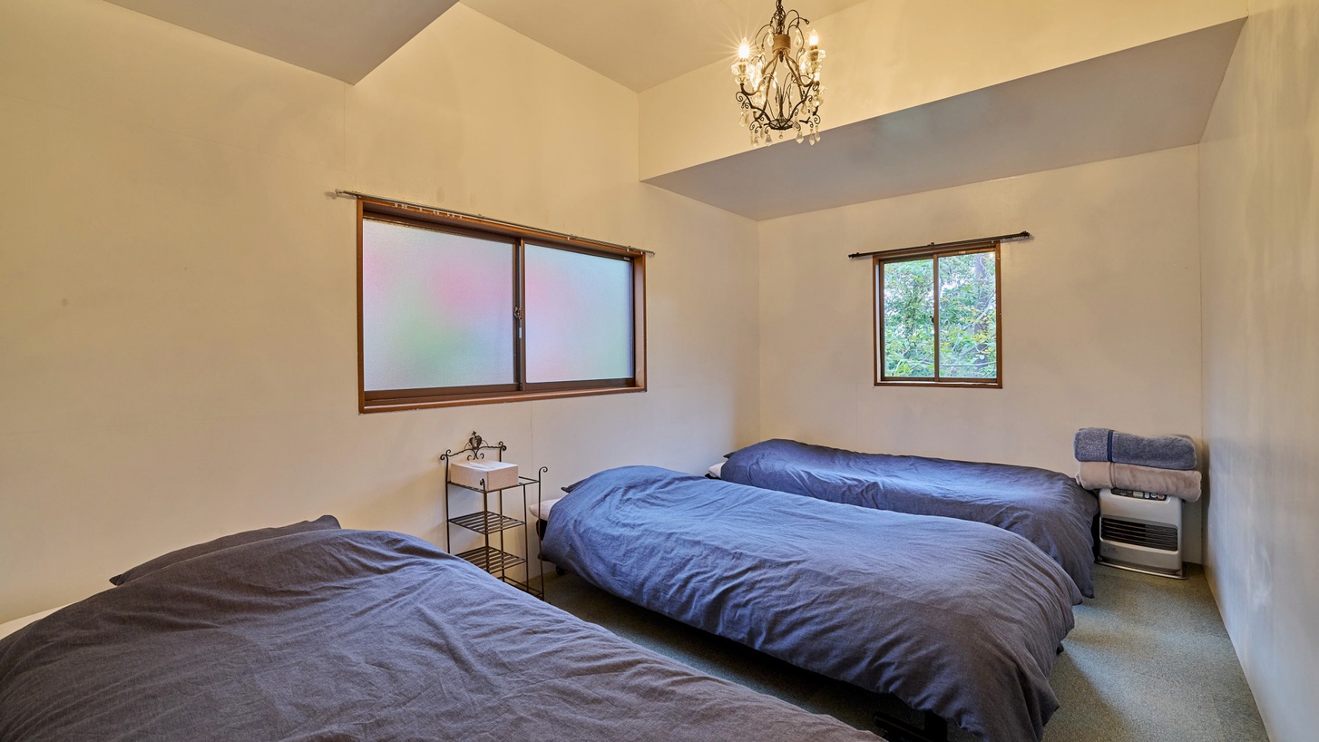 *2階寝室／トリプルルームとツインルームにわかれております