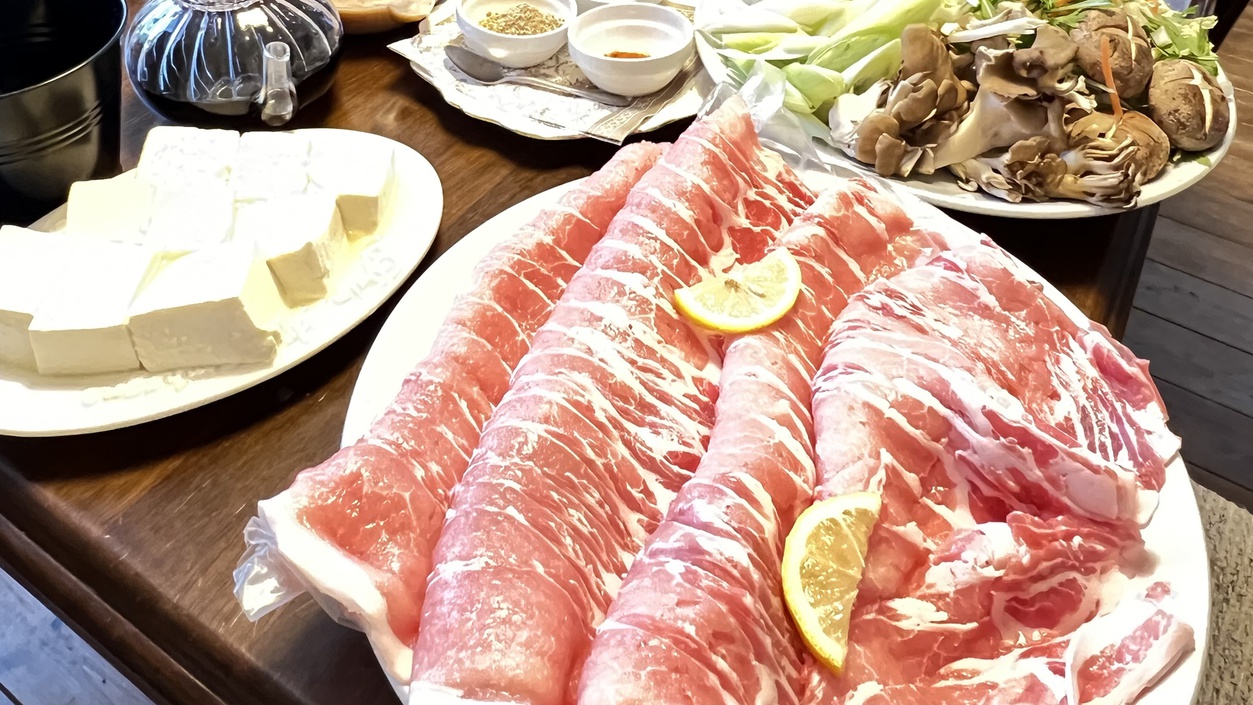【貸別荘・富士桜ポークしゃぶしゃぶ】〆は吉田うどん＆タルト1ホール！山中湖で仲間家族とワイワイ自由旅