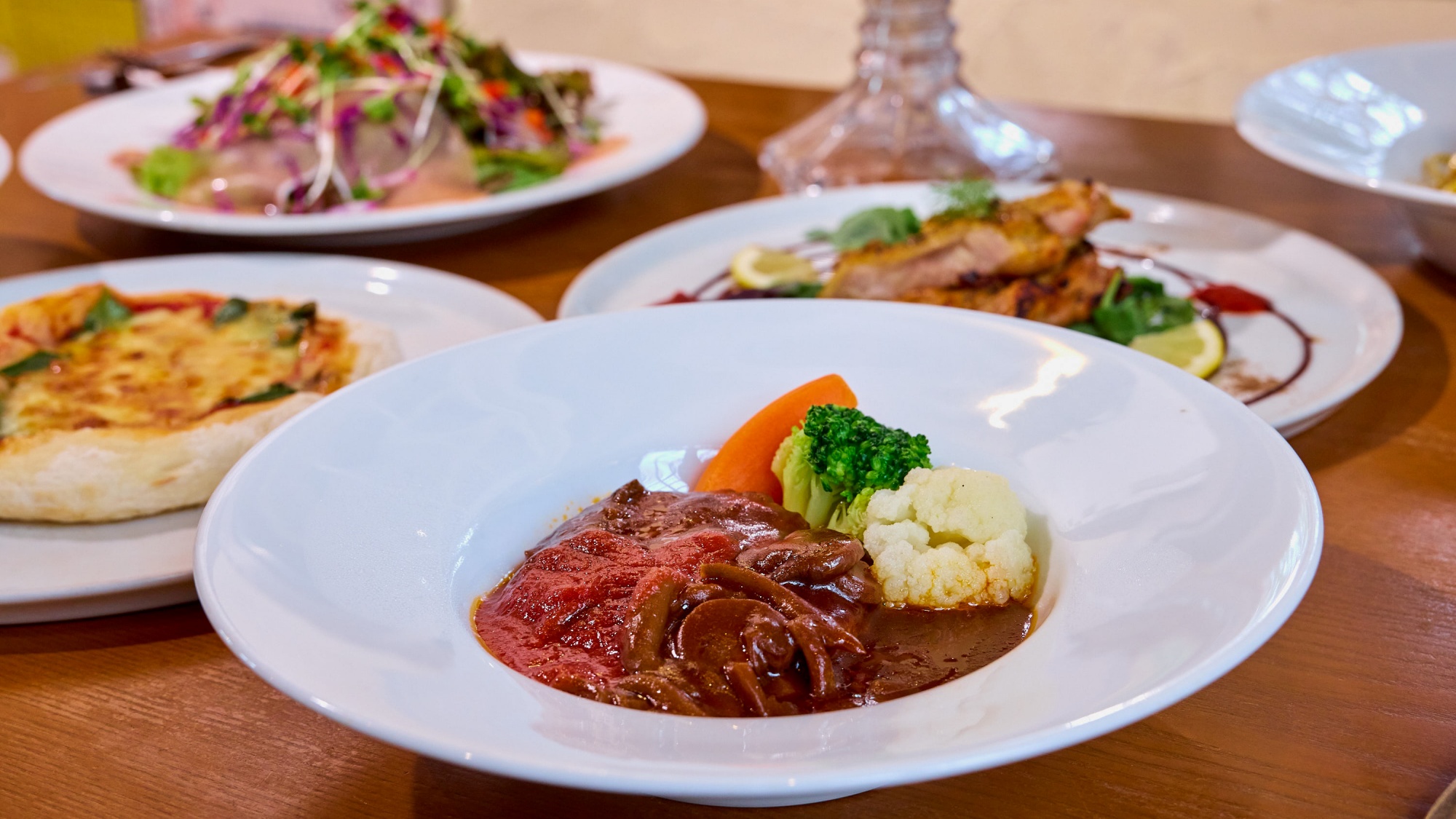 *ディナー例（カジュアルイタリアン）／山中湖の夜を彩るメイン料理。甲州ワインとご一緒にどうぞ