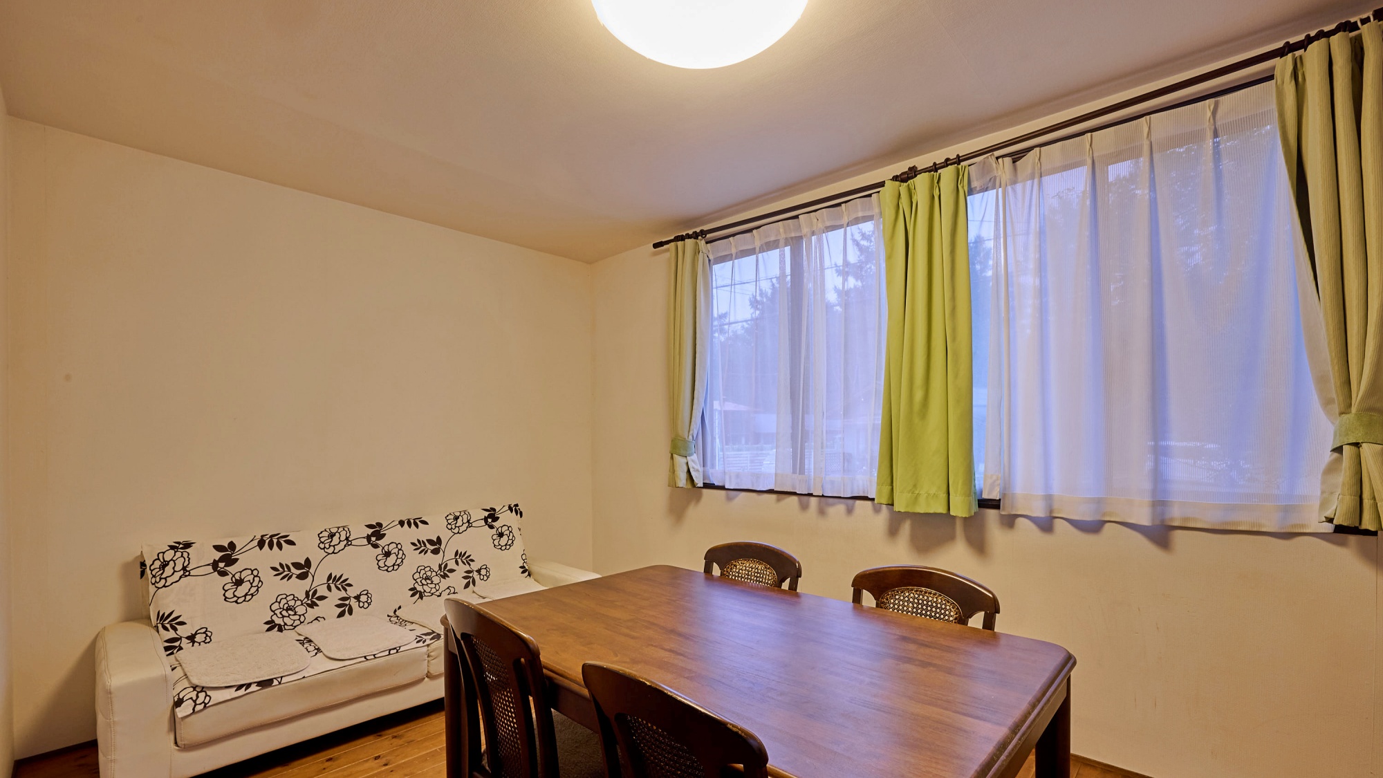 *1階ダイニング／お部屋でのお食事は、こちらでゆっくりお召し上がりいただけます