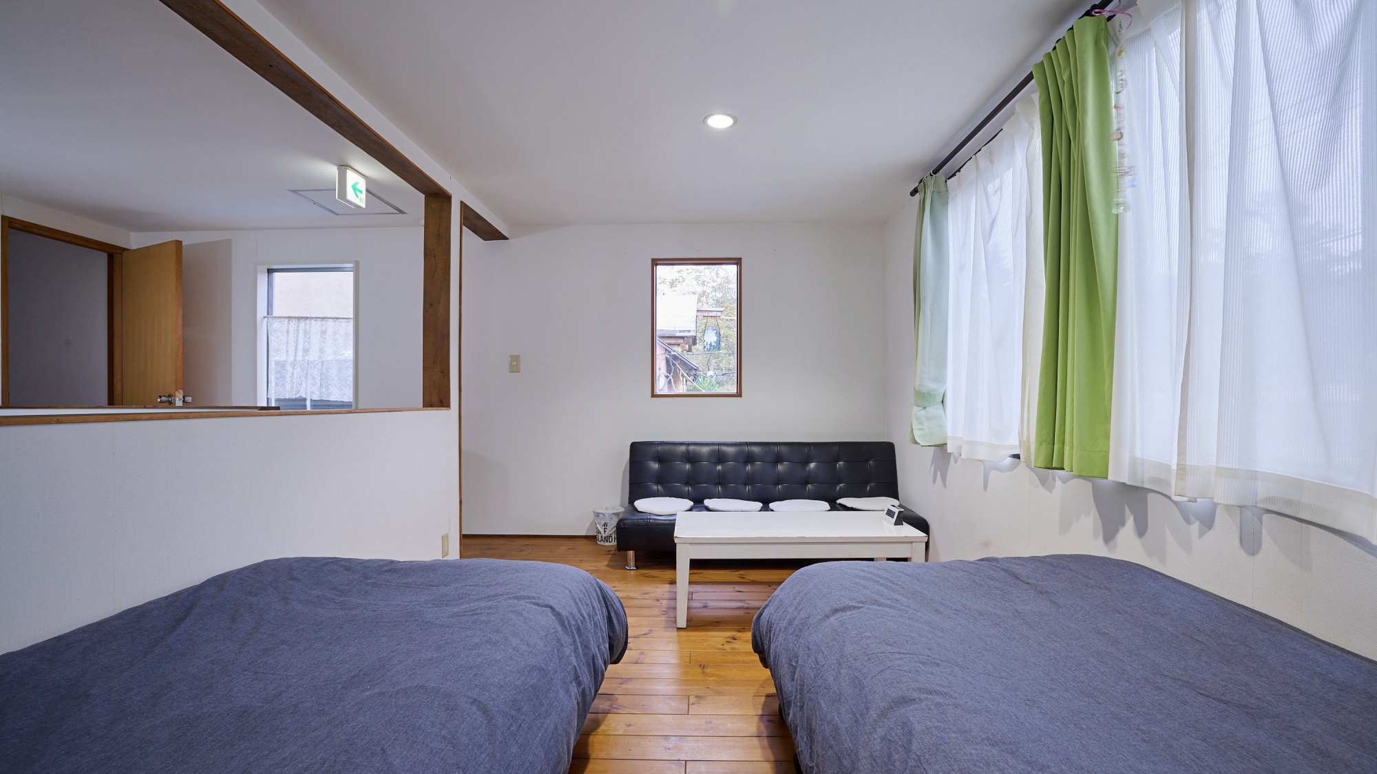 *2階寝室／ 開放感あふれる吹き抜けのロフトタイプとなっております