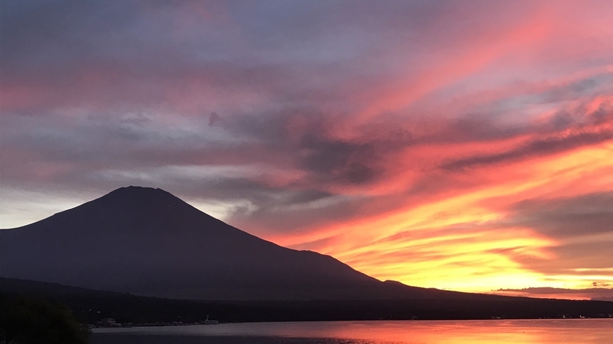 *富士山と山中湖／夕暮れ時には一面が真っ赤に染まり、人々の心を魅了する神秘的な山中湖からのぞむ富士山