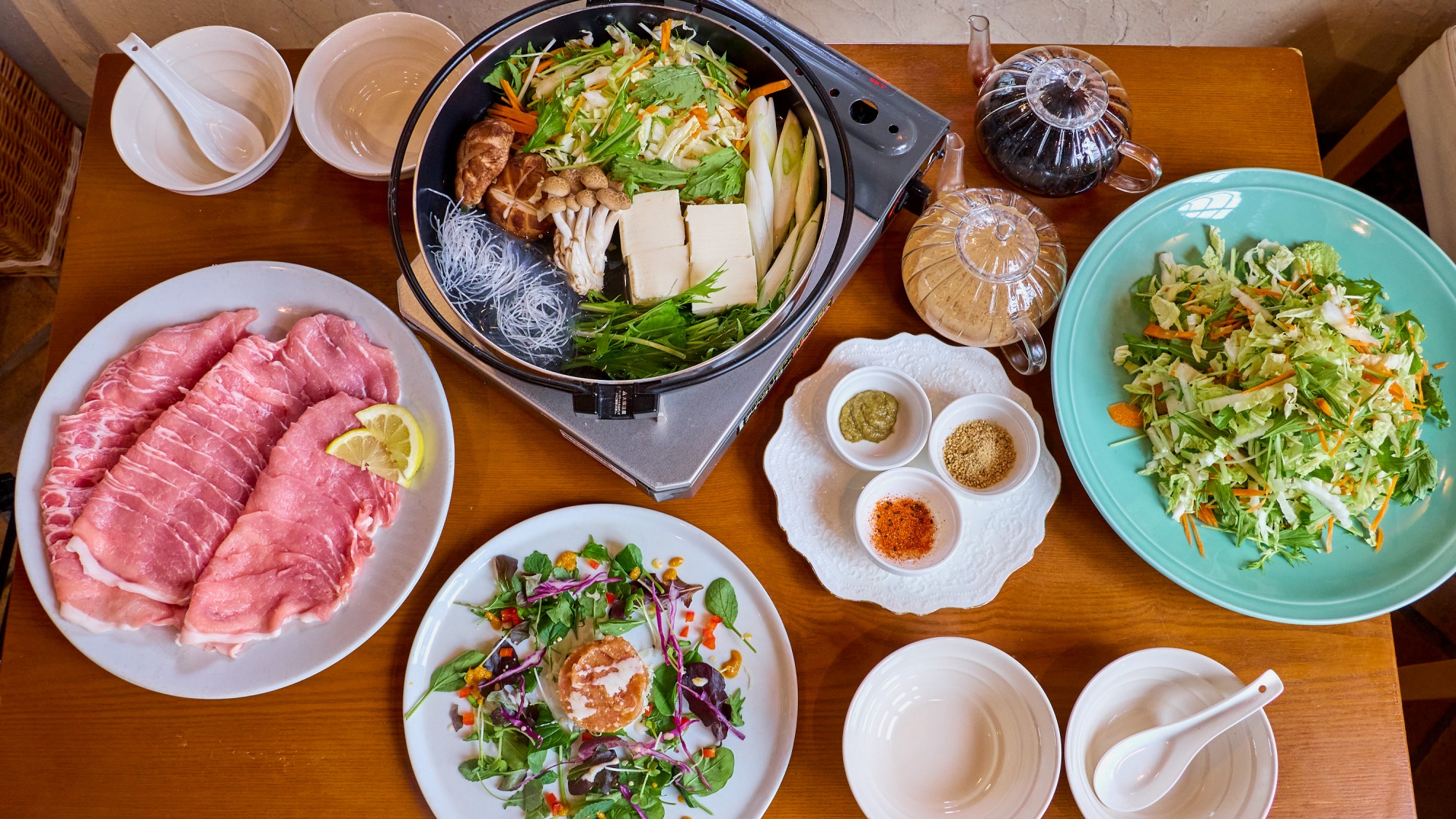 *ディナー一例／柔らかい富士桜ポークと地元野菜のしゃぶしゃぶをお部屋でゆっくりお召し上がりください