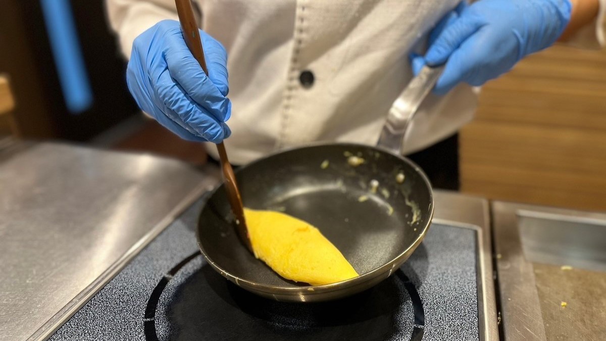 【ライブキッチン】オムレツはチーズをいれてご用意も可能