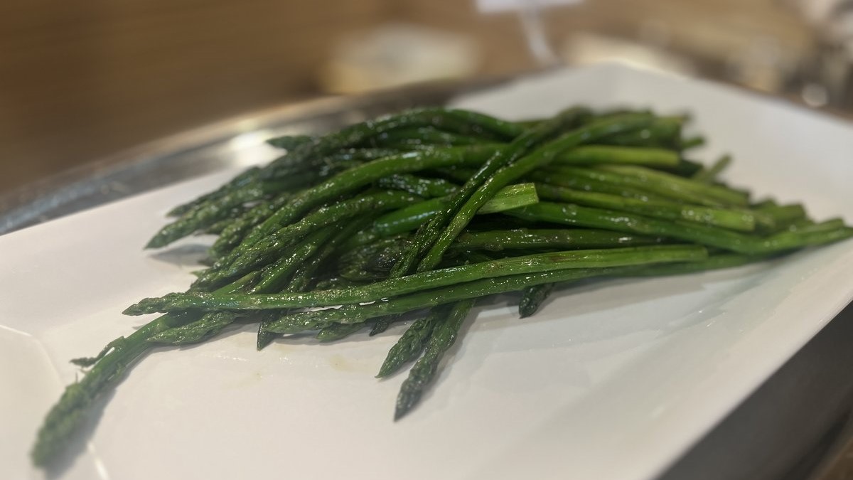 【鉄板コーナー】季節限定の焼きアスパラ