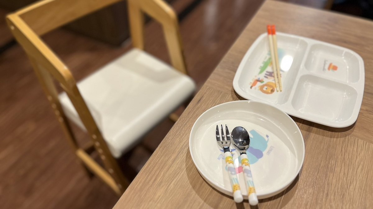 お子様用食器・椅子も豊富に用意