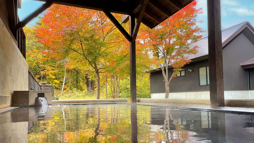 【虹の森温泉】宿泊者専用の天然温泉。紅葉で色づいた木々を眺めながら心ゆくまでお寛ぎいただけます。