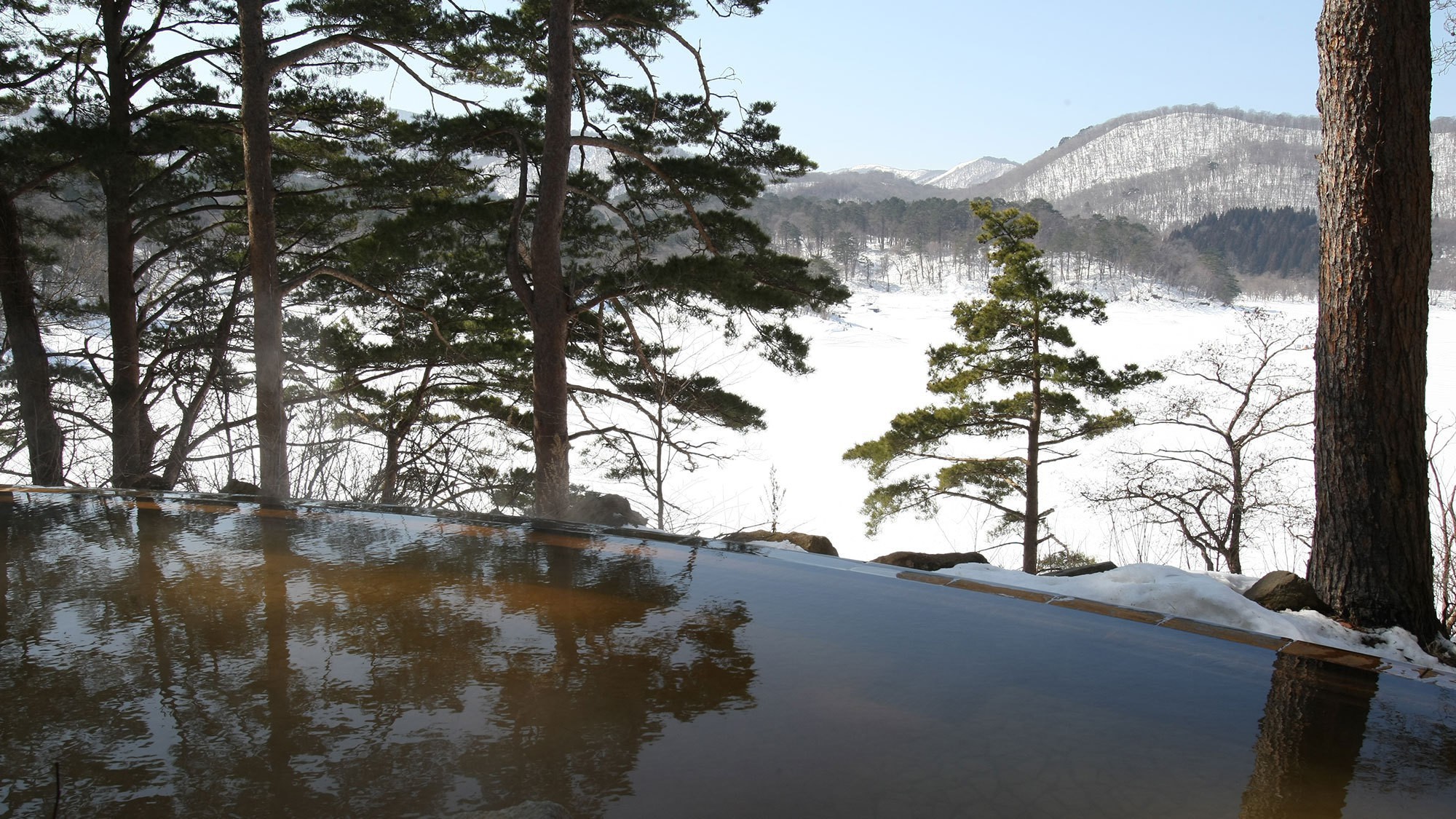 【ひばらみの湯】エリア唯一の自噴源泉かけ流しの温泉。雪見露天も楽しめる。