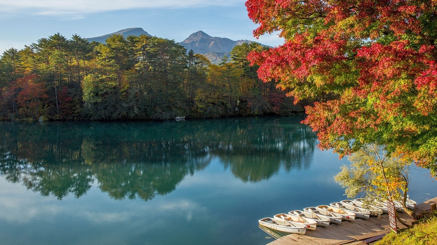 【秋の五色沼】湖の青と色づいた木々の赤のコントラストが美しい。当ホテルから徒歩3分。