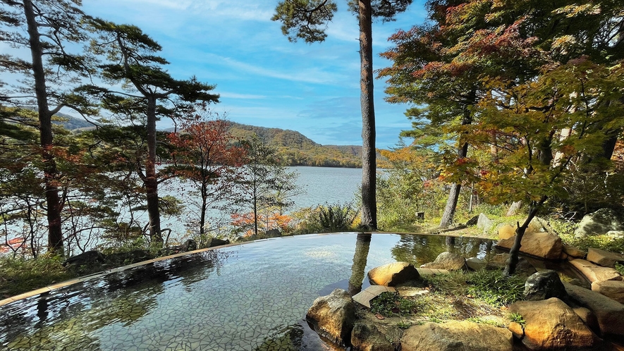 【ひばらみの湯】桧原湖を眼下に望む露天風呂。紅葉で色づいた木々と湖を眺めながらお寛ぎいただけます。