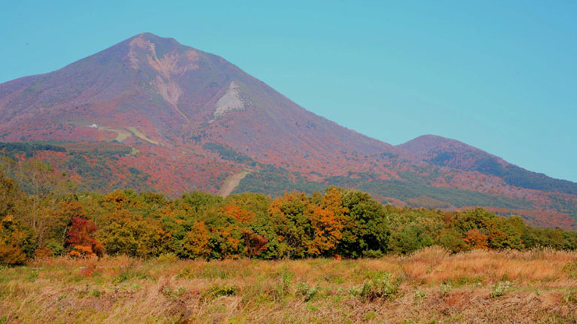 【秋の磐梯山】豊かな自然にふれあうことのできる四季に楽しいリゾート地です。