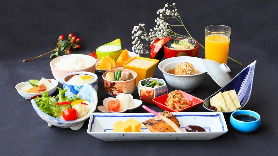 【朝食一例】＜和食＞大きな窓から雄大な磐梯山を眺めながら、優雅にご朝食をお楽しみいただけます。