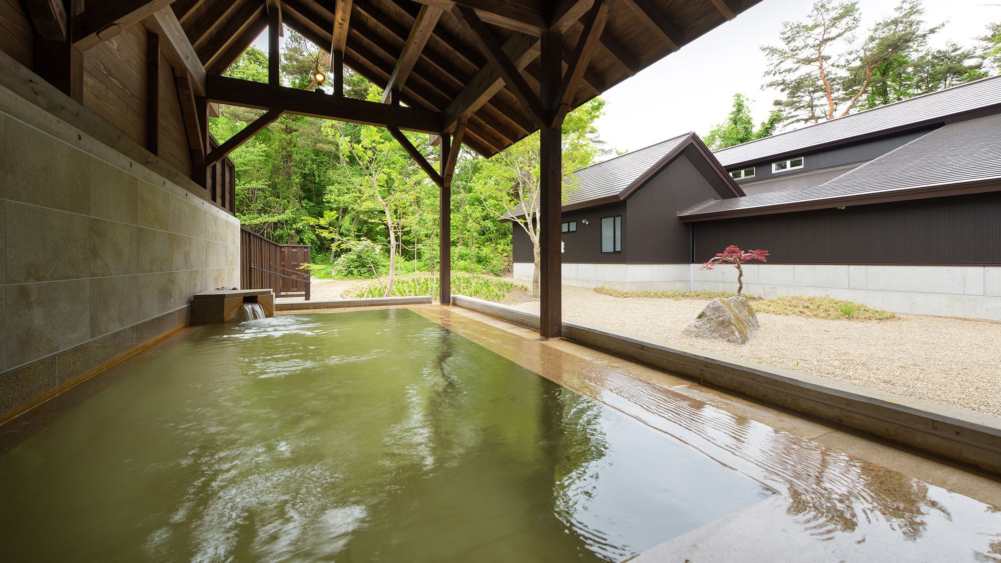 【虹の森温泉】露天風呂は、自然豊かな風景が広がります。 時間とともに異なる空の色を愉しめます。