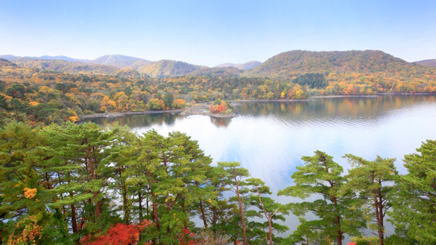 【秋の桧原湖】磐梯高原の中心に位置するエリア最大の湖。紅葉時期はさらに美しさを増します。