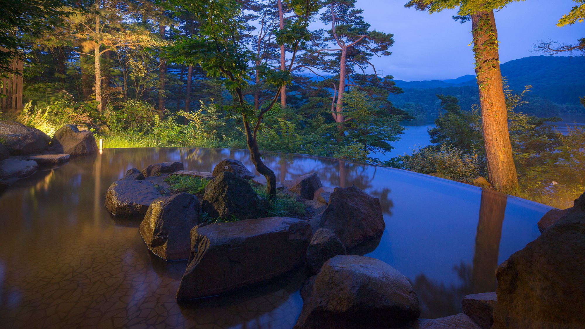 【ひばらみの湯】桧原湖を眼下に望む絶景露天風呂。美容成分を豊富に含む「美肌の湯」。