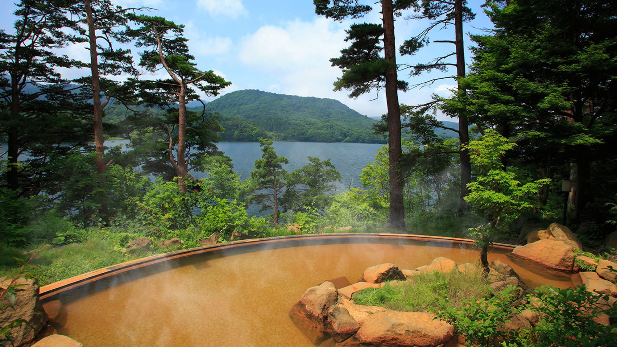 【ひばらみの湯】桧原湖を眼下に望む絶景露天風呂。美容成分を豊富に含む「美肌の湯」。