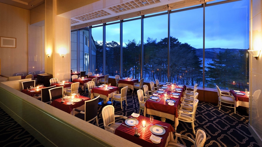 フレンチレストラン【メイプル】大きな窓からは眼下に桧原湖が広がります。