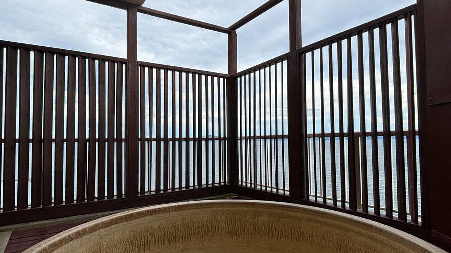 【２室限定　露天風呂付き和モダン　スイート】プライバシー保護と転落防止の安全を重視した設計です