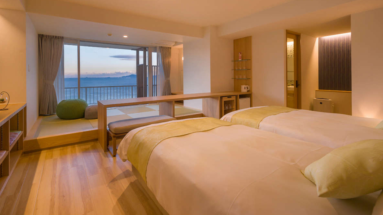 【２室限定　露天風呂付き和モダン　スイート】寛ぎスペースとセミダブルロングベッドを２台備えています