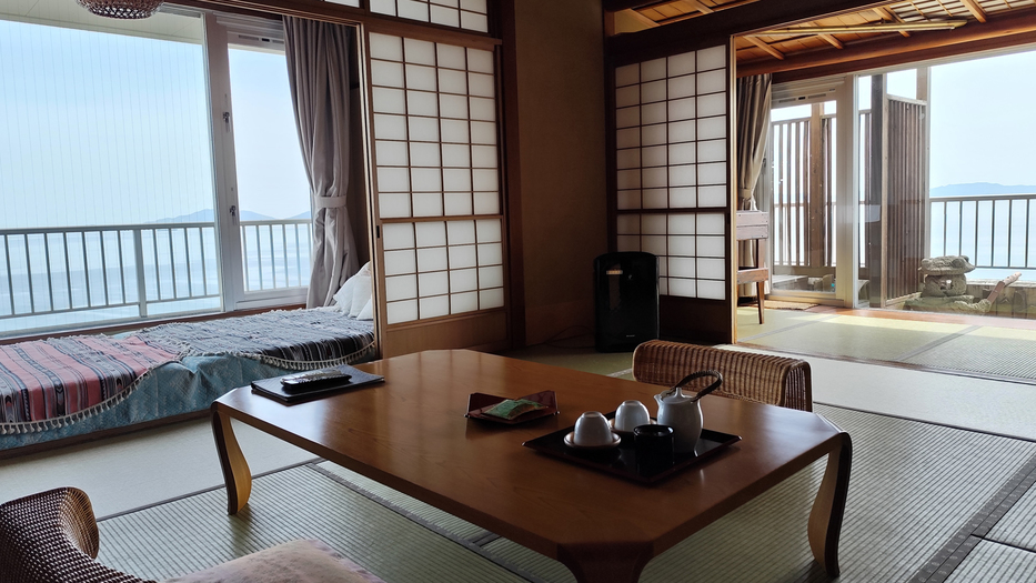 【１室限定　露天風呂付きパノラマ和室】解放感のある窓から三河湾をパノラマで一望できる特別室です