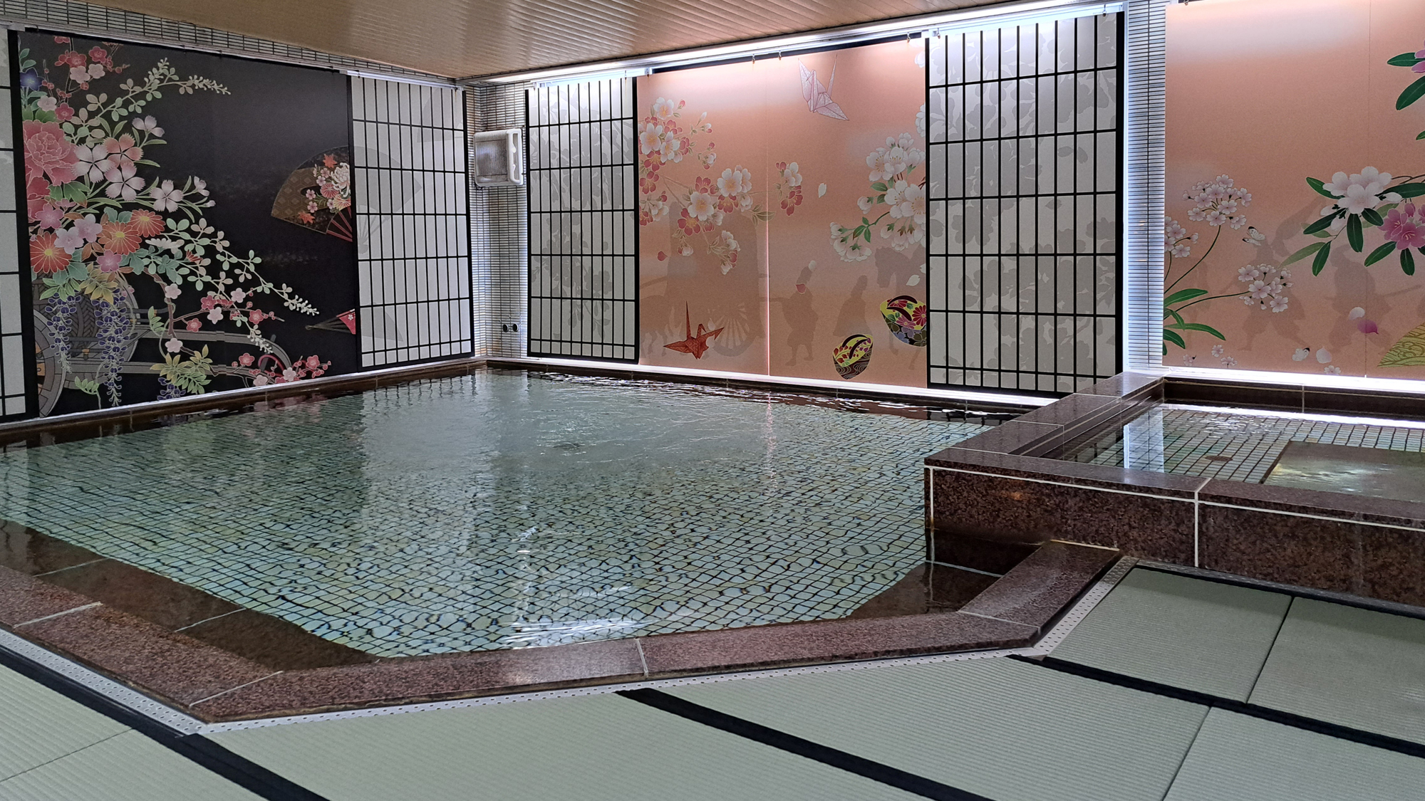 【大浴場　畳風呂】耐水性のある特殊な畳を敷き詰めたお風呂です。和の情緒を感じながらリラックスできます