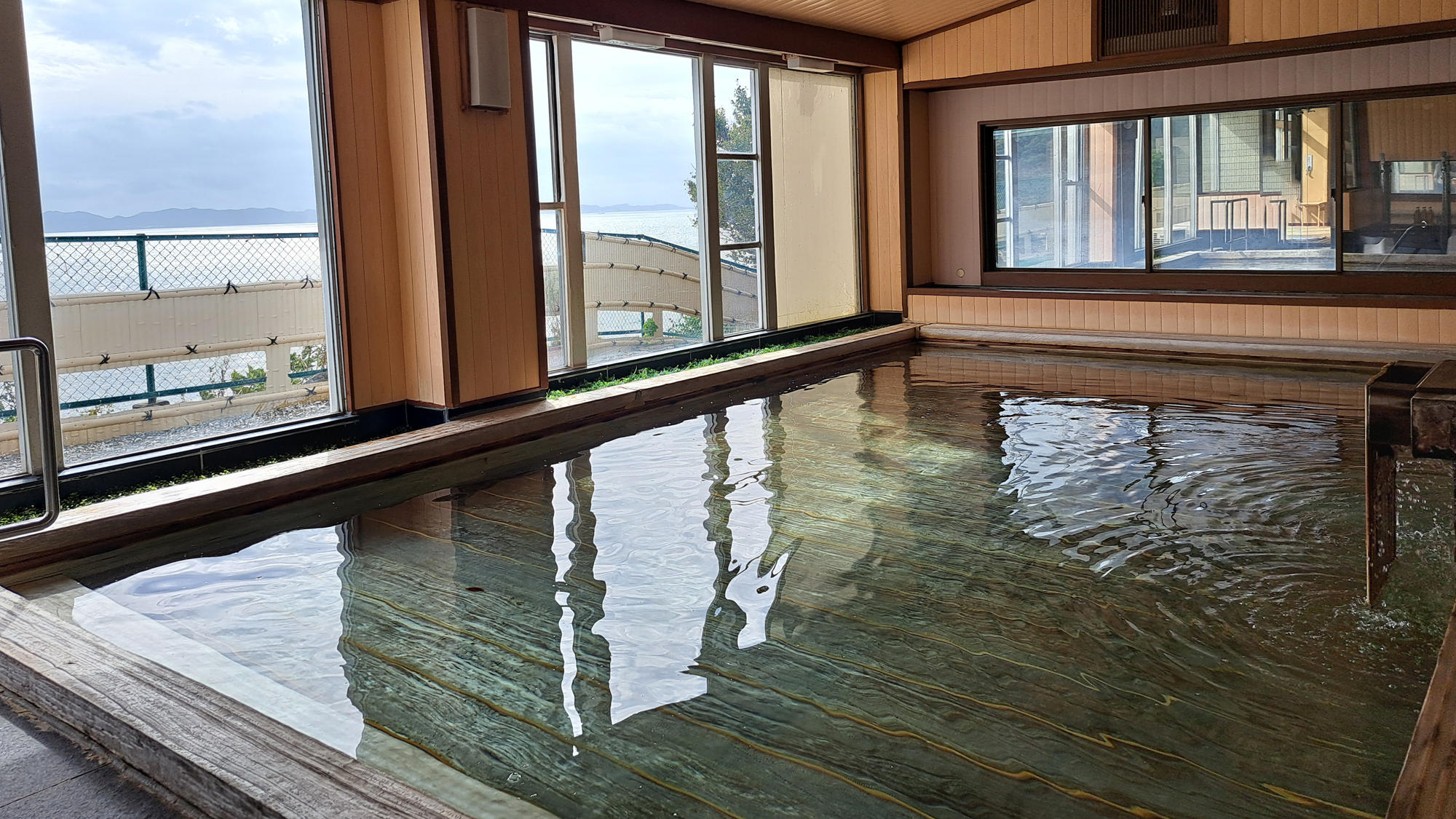 【大浴場　総檜風呂】開放感溢れる総檜造りの大浴場です。広々とした湯船でゆったりとした時間が流れます